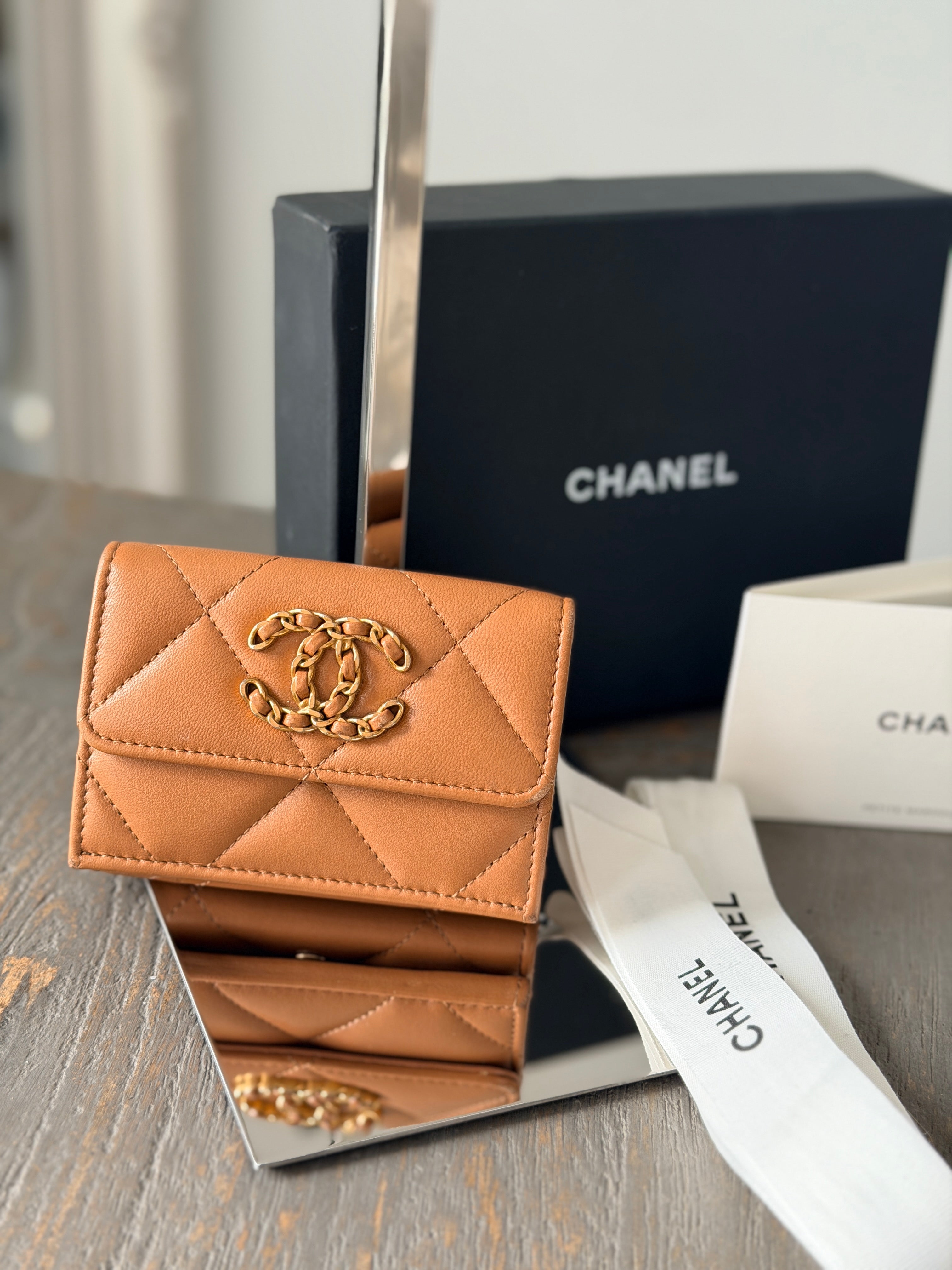 ミルメル　シャネル　19 ミディアム　ウォレット Chanel 19 Wallet Tan Quilted Leather Gold Hardware – Maison JC