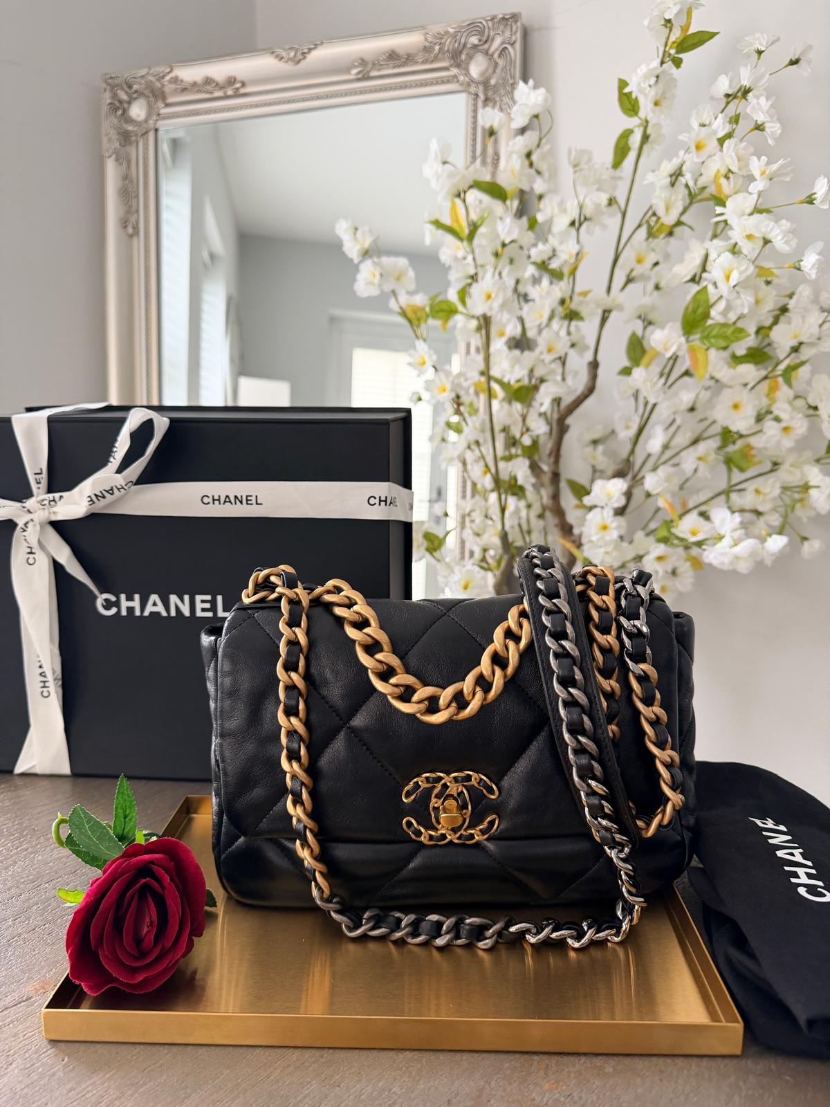 docobu　CHANEL、Dior Lady Dior Vintage Medium Black Patent Leather Gold Plated Hardware